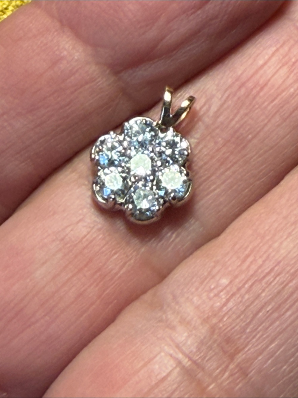 14K YELLOW GOLD 0.77 CTW DIAMOND FLOWER DESIGN PENDANT
